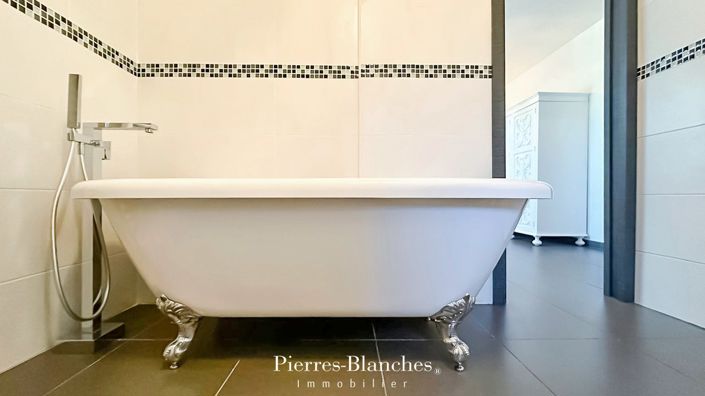 Image No.8-5 Bed House for sale