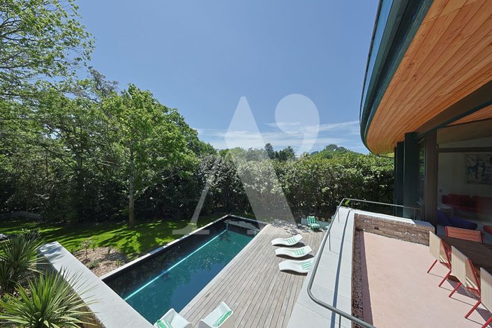 Image No.9-5 Bed Property for sale