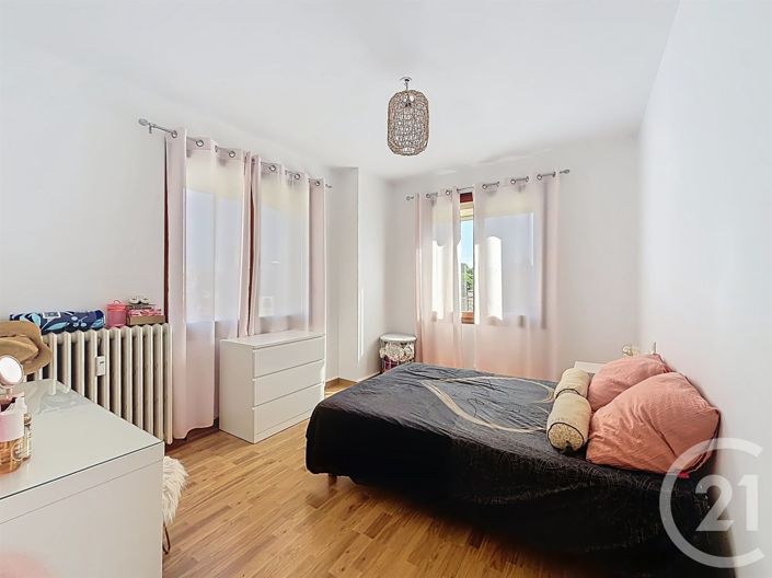 Image No.21-3 Bed Apartment for sale