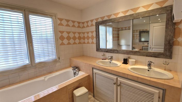 Image No.8-4 Bed House for sale