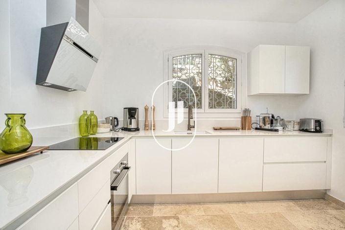 Image No.7-5 Bed House for sale