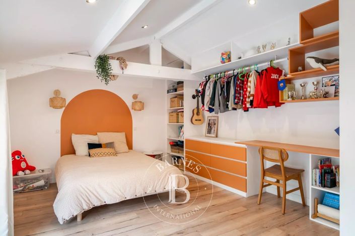 Image No.6-6 Bed House for sale