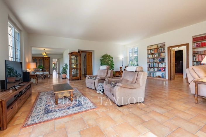 Image No.10-9 Bed House for sale