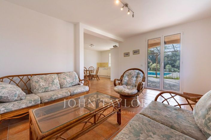 Image No.20-9 Bed House for sale