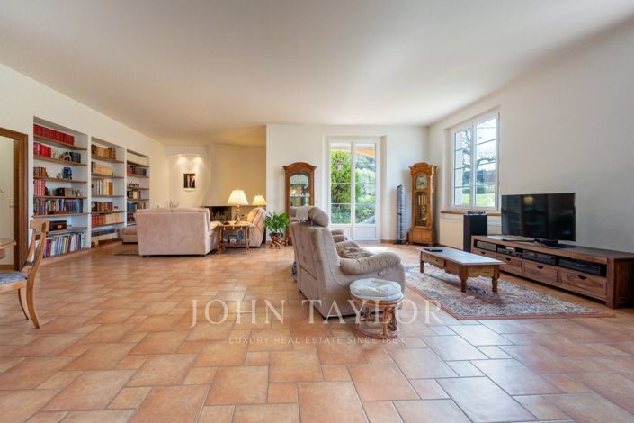 Image No.8-9 Bed House for sale