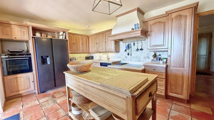 Image No.8-5 Bed House for sale