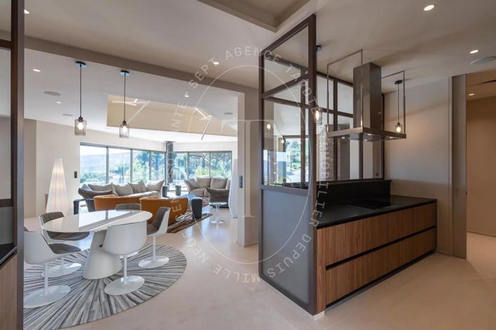 Image No.7-5 Bed House for sale