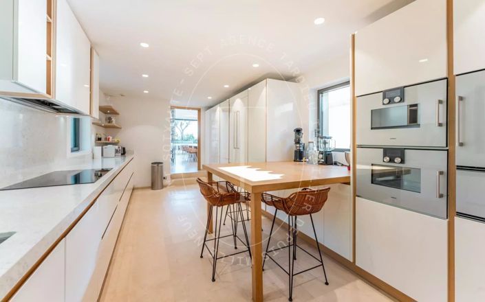 Image No.6-6 Bed House for sale