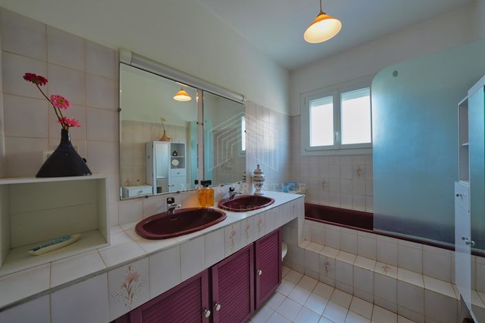 Image No.9-6 Bed House for sale