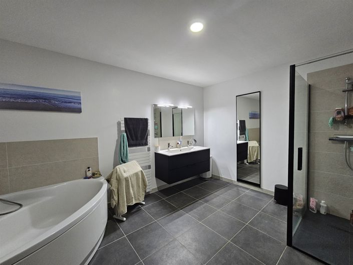 Image No.8-9 Bed House for sale