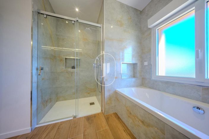 Image No.10-5 Bed House for sale