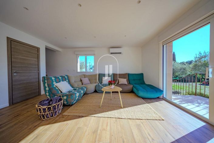 Image No.5-5 Bed House for sale