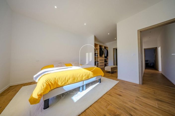 Image No.7-5 Bed House for sale