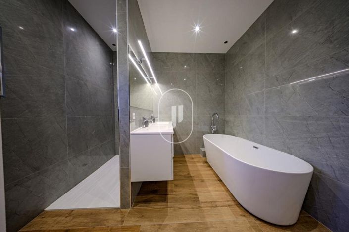 Image No.8-5 Bed House for sale