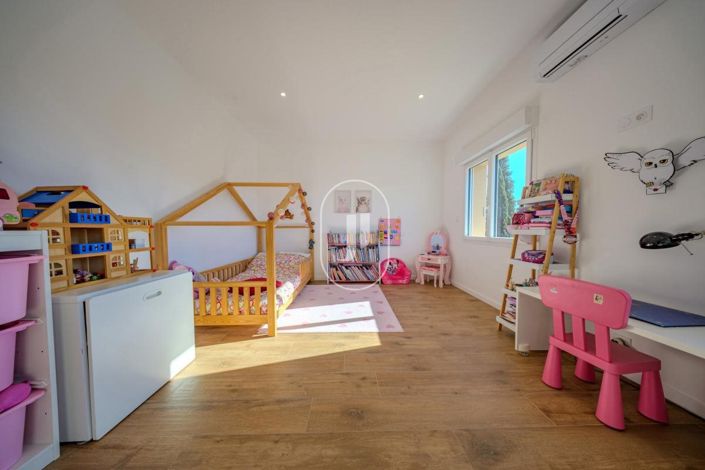 Image No.9-5 Bed House for sale