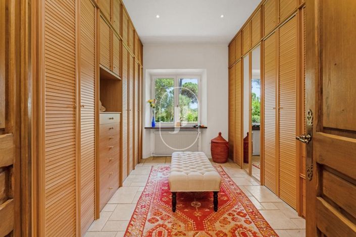 Image No.9-5 Bed House for sale