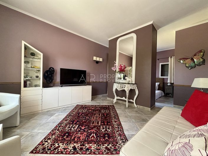 Image No.10-3 Bed House for sale