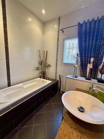 Image No.12-3 Bed House for sale