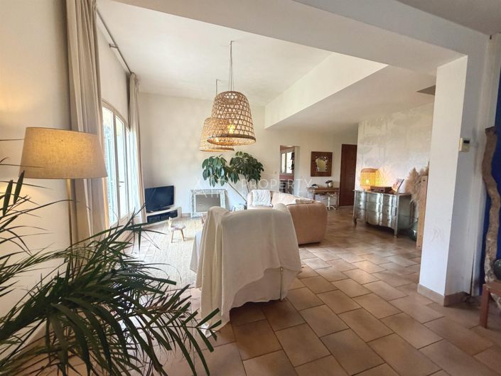 Image No.8-4 Bed House for sale