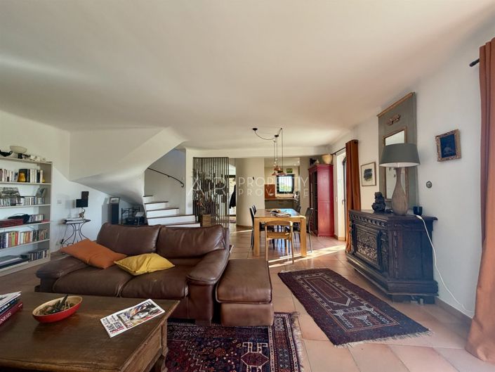 Image No.9-5 Bed House for sale