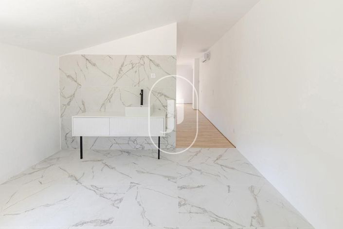 Image No.11-5 Bed House for sale