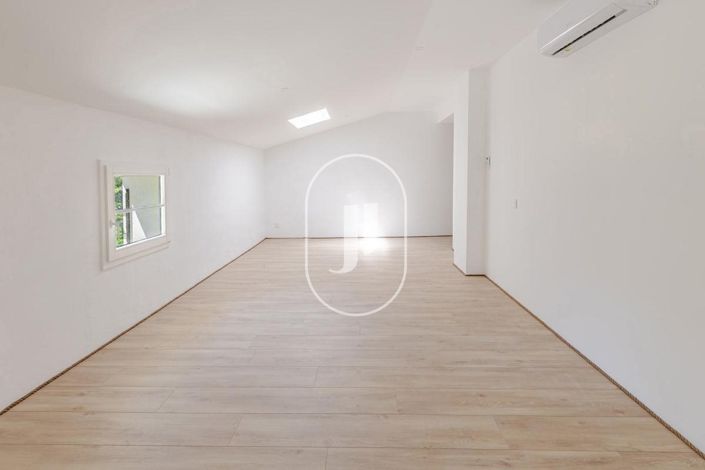 Image No.8-5 Bed House for sale