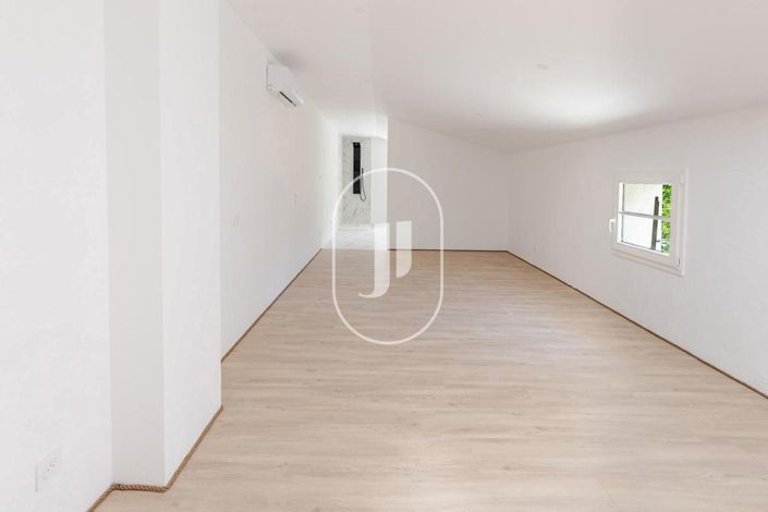 Image No.9-5 Bed House for sale