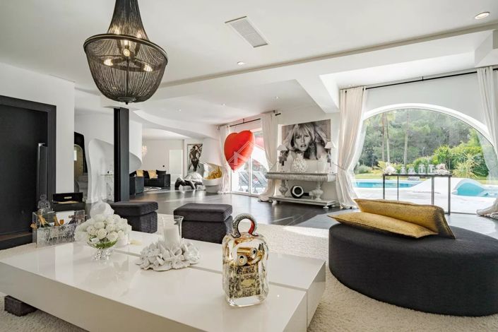 Image No.6-6 Bed House for sale