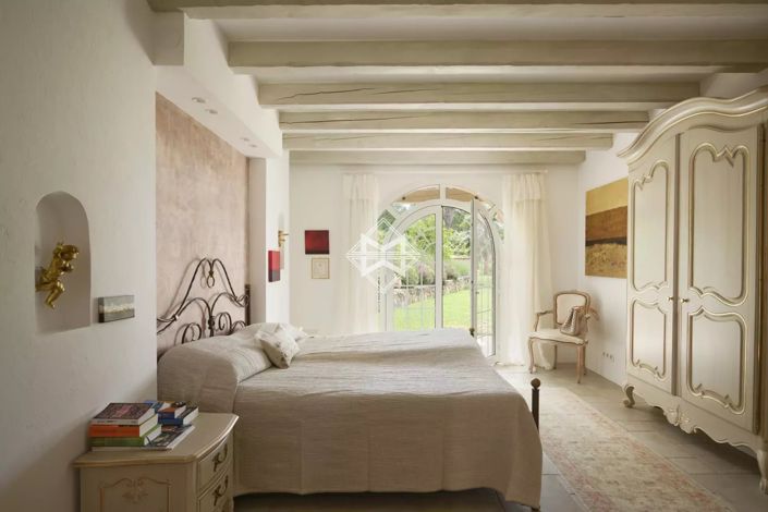 Image No.8-5 Bed House for sale