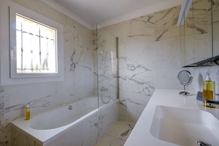 Image No.17-4 Bed House for sale