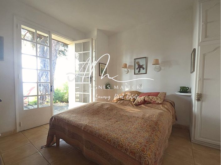 Image No.8-5 Bed House for sale