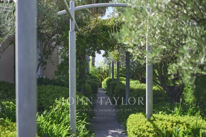 Image No.8-5 Bed House for sale