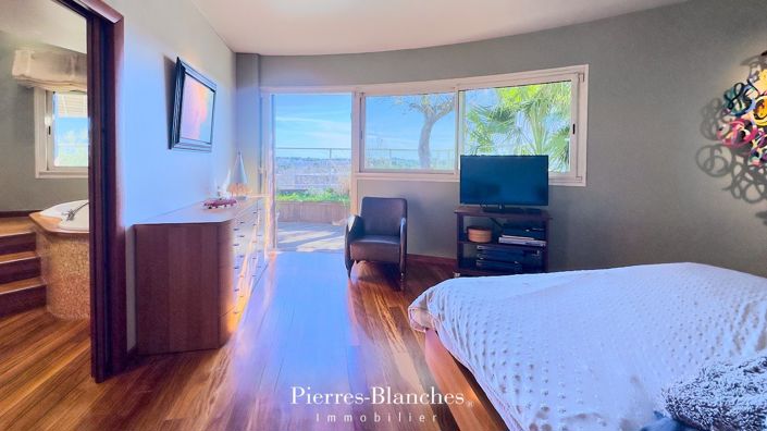 Image No.18-5 Bed Apartment for sale