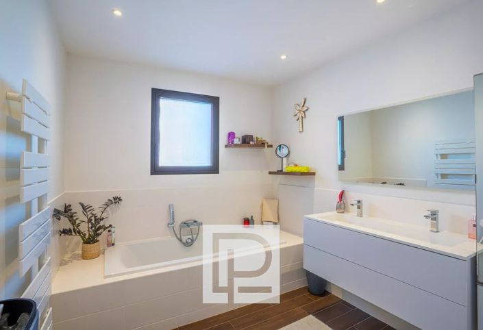 Image No.10-5 Bed House for sale