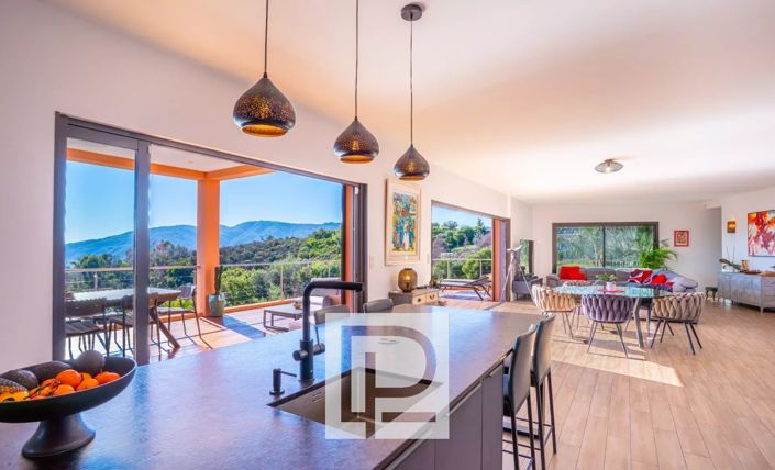 Image No.6-5 Bed House for sale