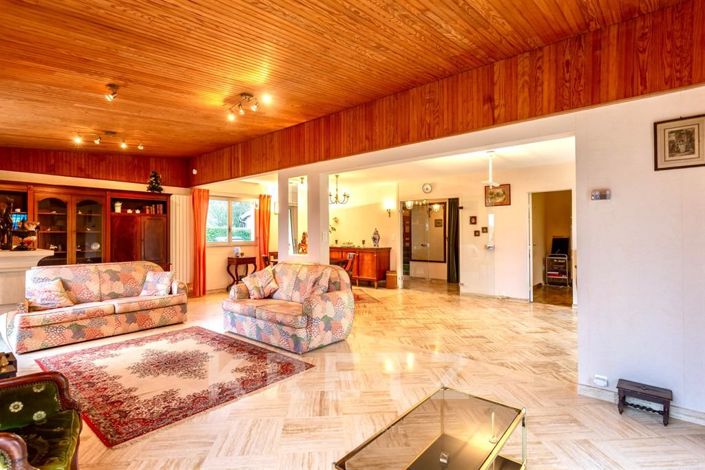 Image No.8-5 Bed House for sale