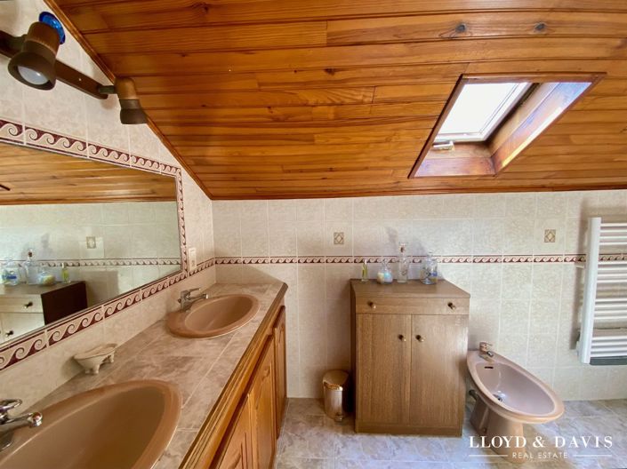 Image No.25-5 Bed House for sale