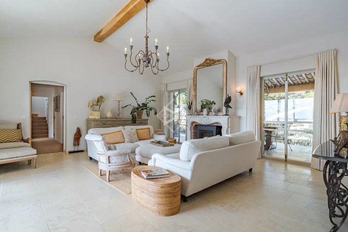 Image No.8-5 Bed House for sale