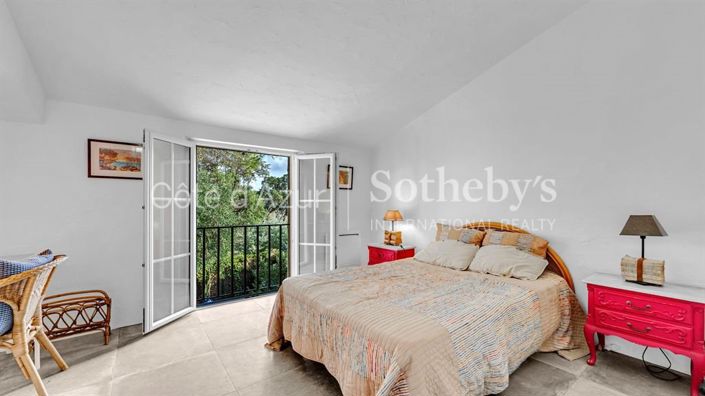 Image No.10-3 Bed Property for sale