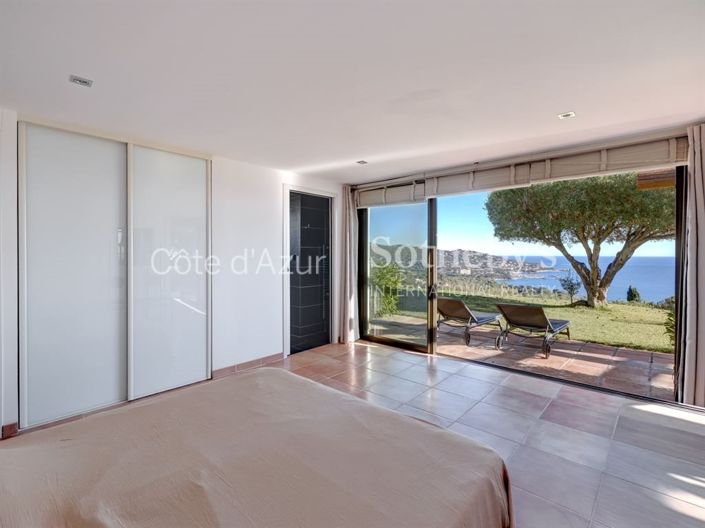 Image No.15-6 Bed Property for sale