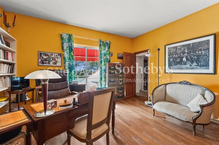 Image No.10-6 Bed Property for sale