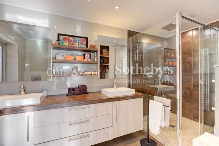 Image No.10-3 Bed Property for sale