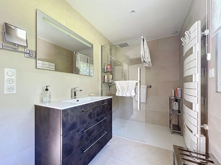 Image No.9-5 Bed House for sale