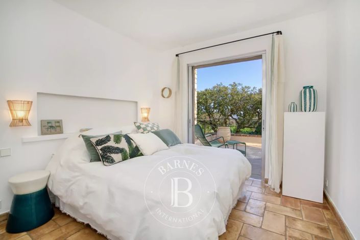 Image No.12-6 Bed House for sale