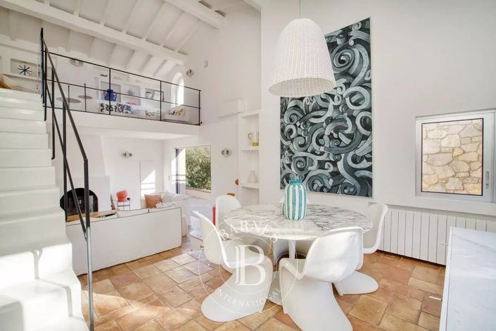 Image No.8-6 Bed House for sale