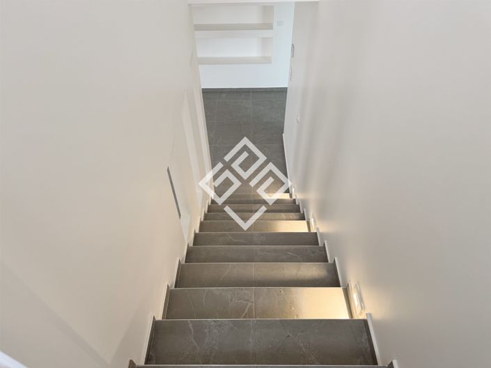 Image No.13-3 Bed House for sale