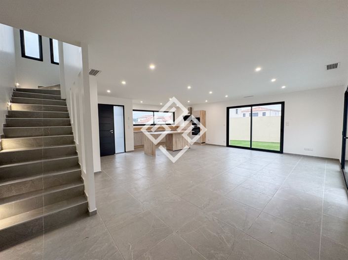 Image No.2-3 Bed House for sale