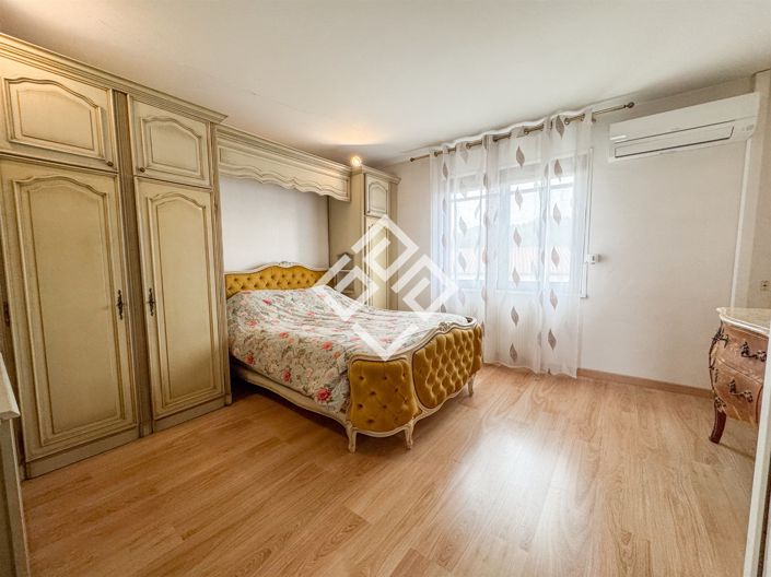 Image No.8-5 Bed House for sale