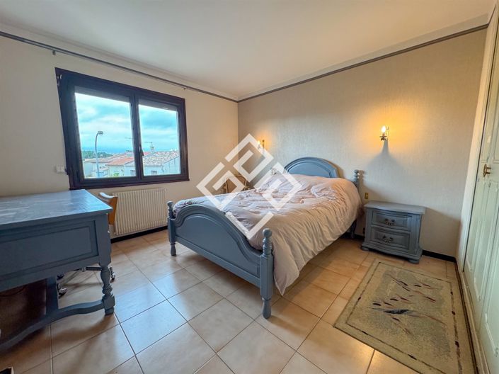 Image No.9-5 Bed House for sale