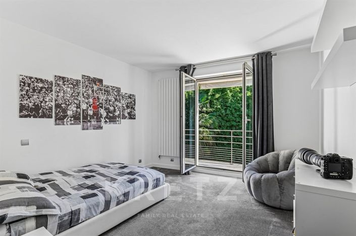 Image No.19-5 Bed Property for sale